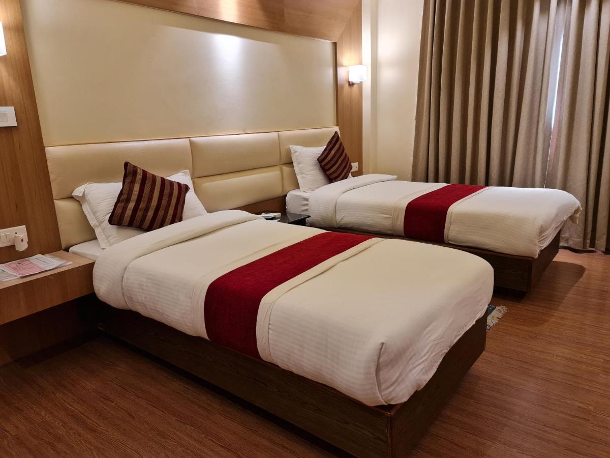 Hotel Middle Path & Spa Покхара Экстерьер фото