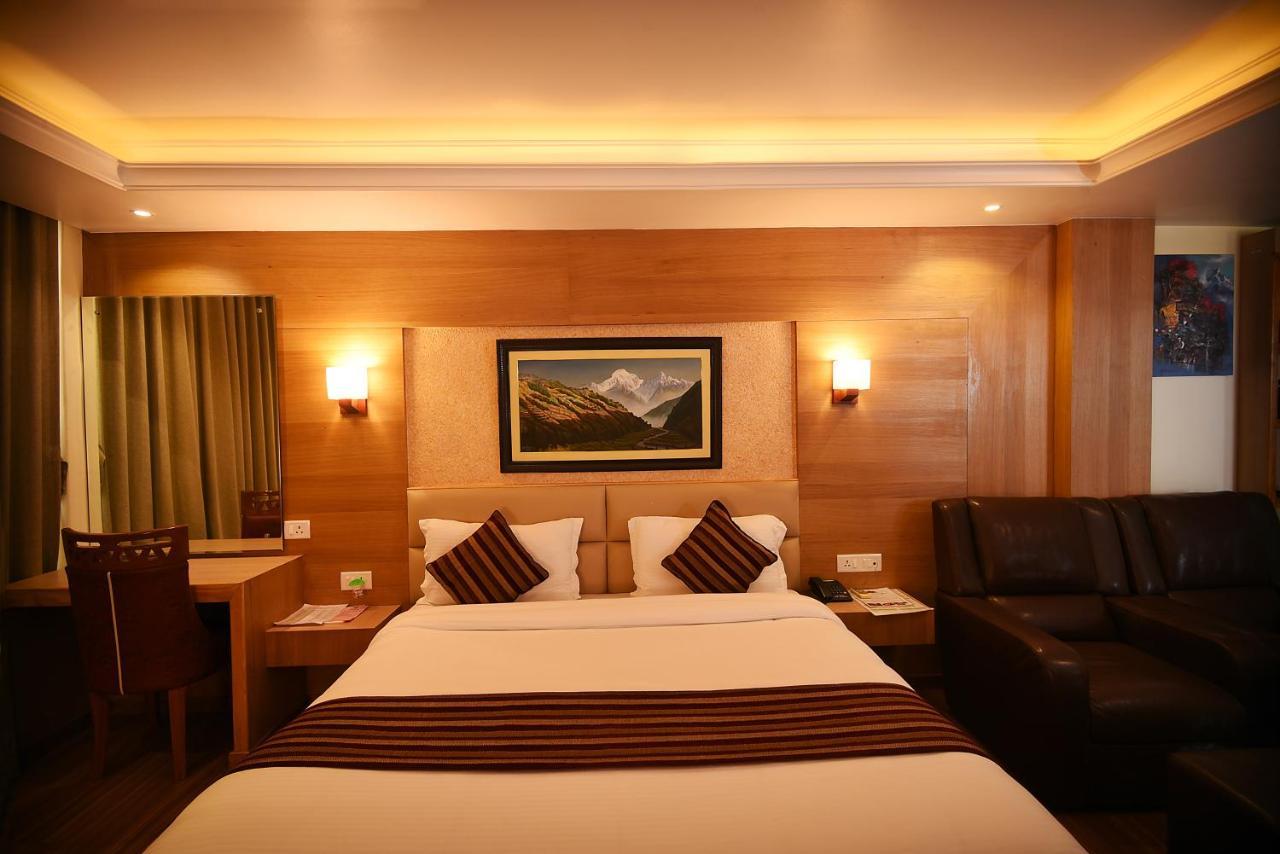 Hotel Middle Path & Spa Покхара Экстерьер фото