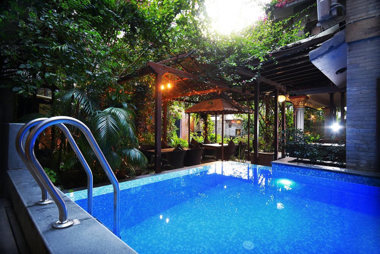 Hotel Middle Path & Spa Покхара Экстерьер фото