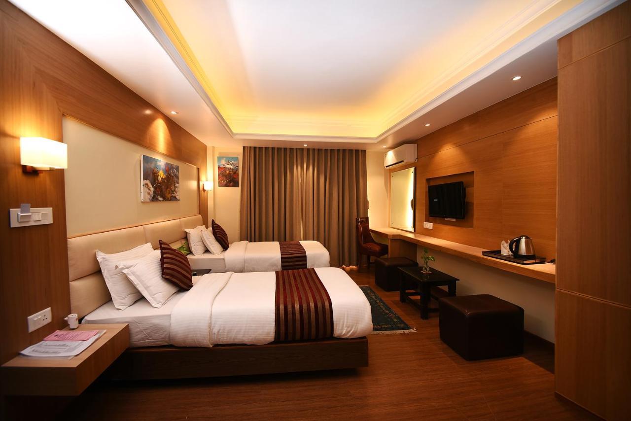 Hotel Middle Path & Spa Покхара Экстерьер фото