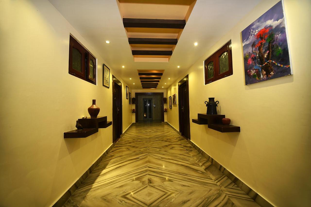 Hotel Middle Path & Spa Покхара Экстерьер фото
