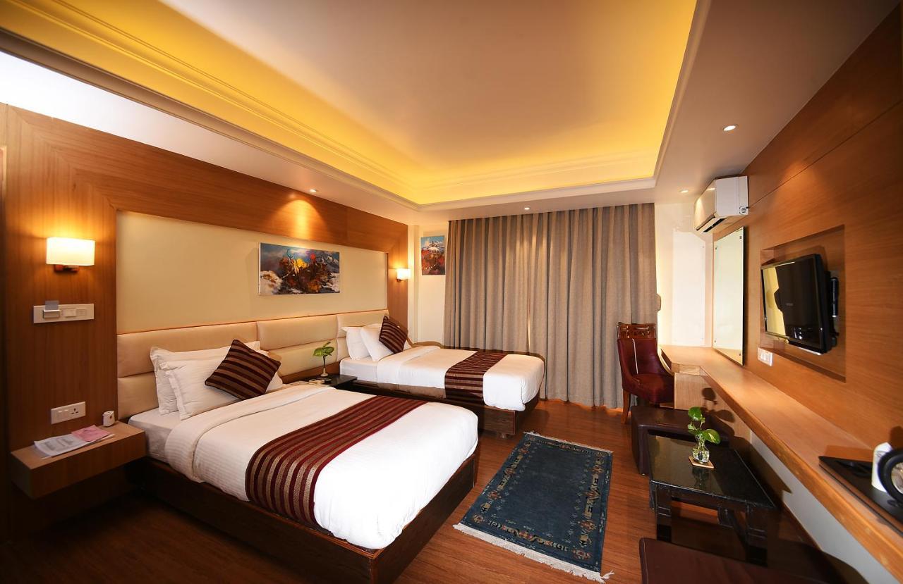 Hotel Middle Path & Spa Покхара Экстерьер фото