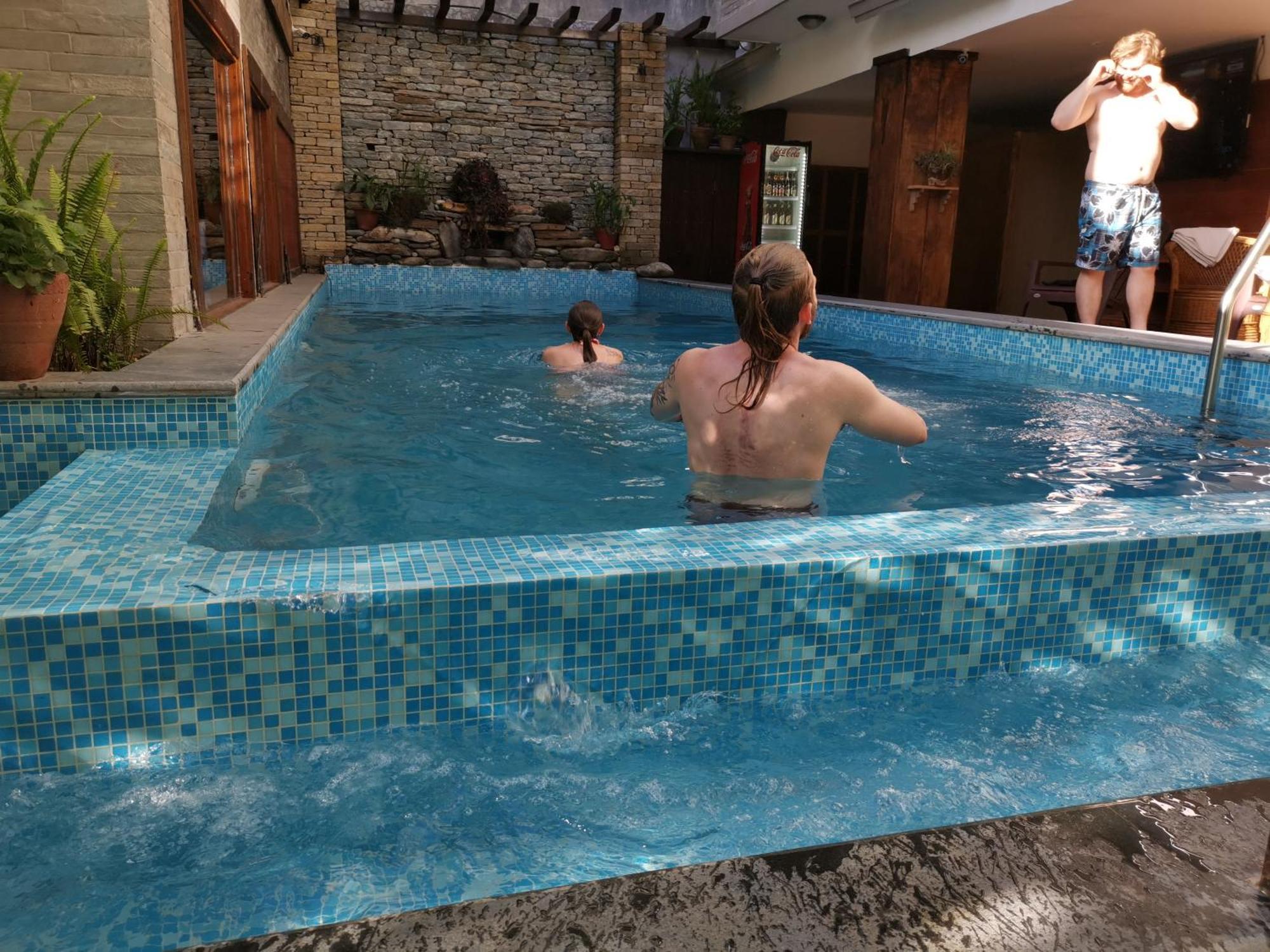 Hotel Middle Path & Spa Покхара Экстерьер фото