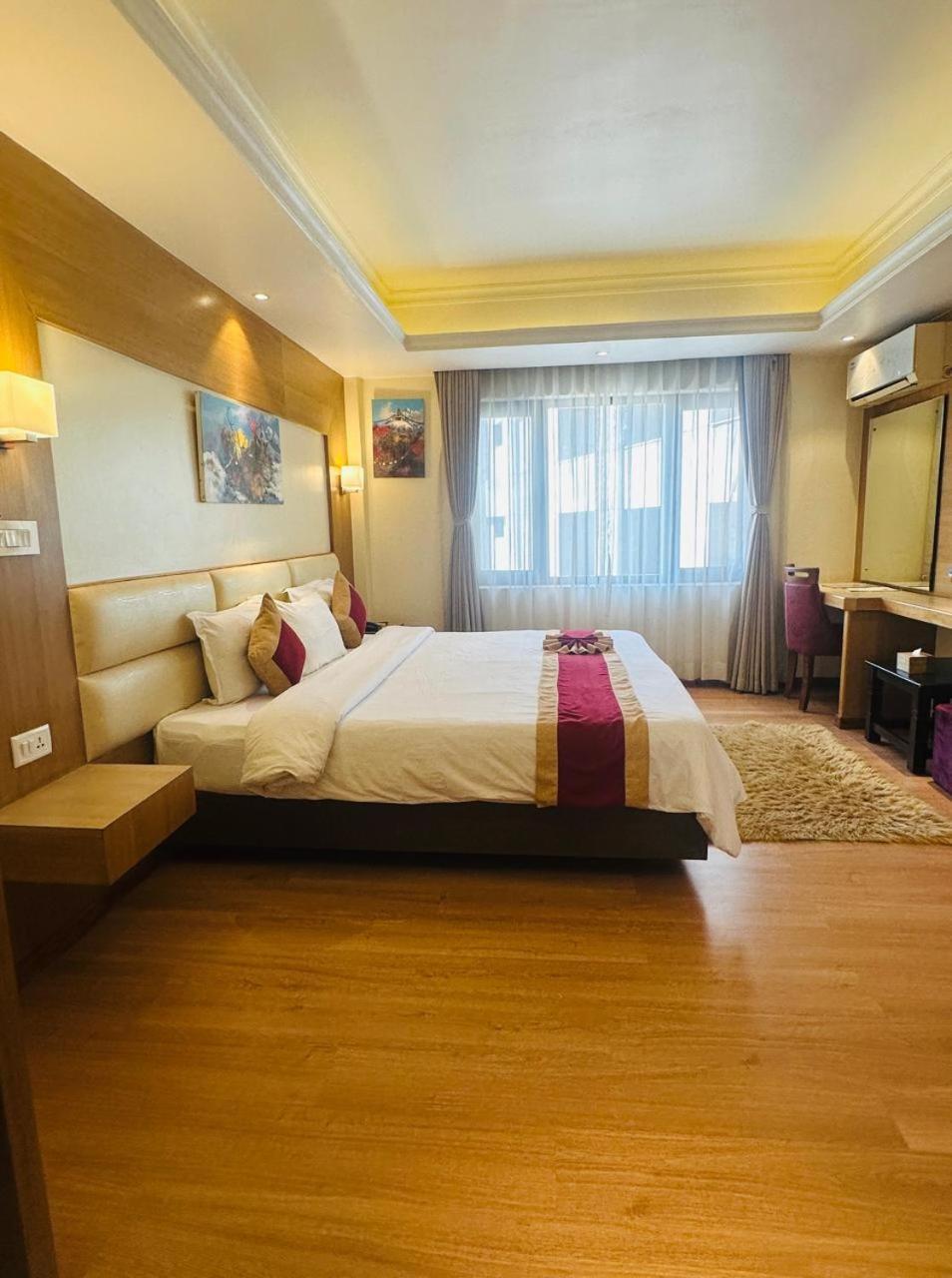 Hotel Middle Path & Spa Покхара Экстерьер фото
