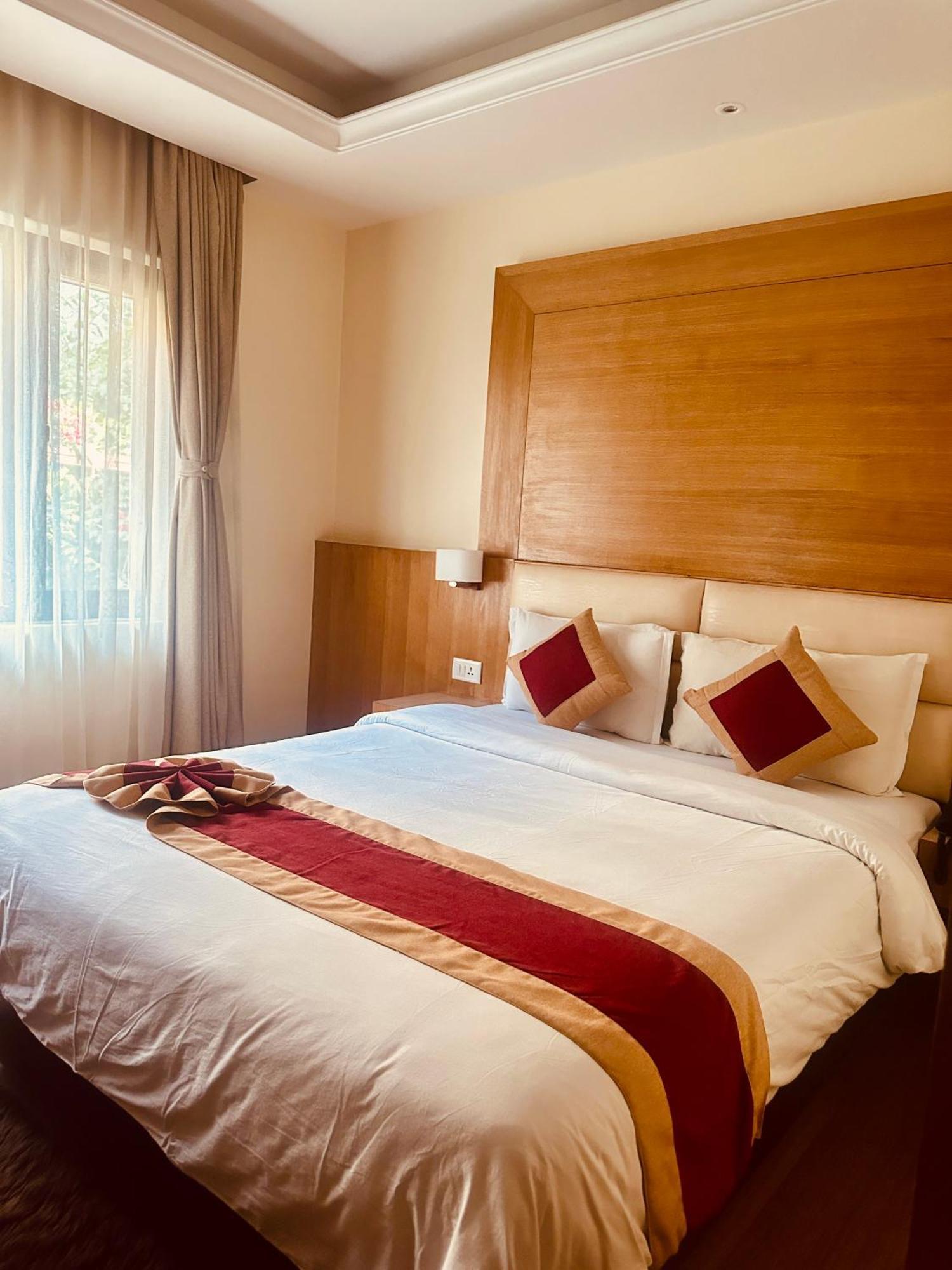 Hotel Middle Path & Spa Покхара Экстерьер фото