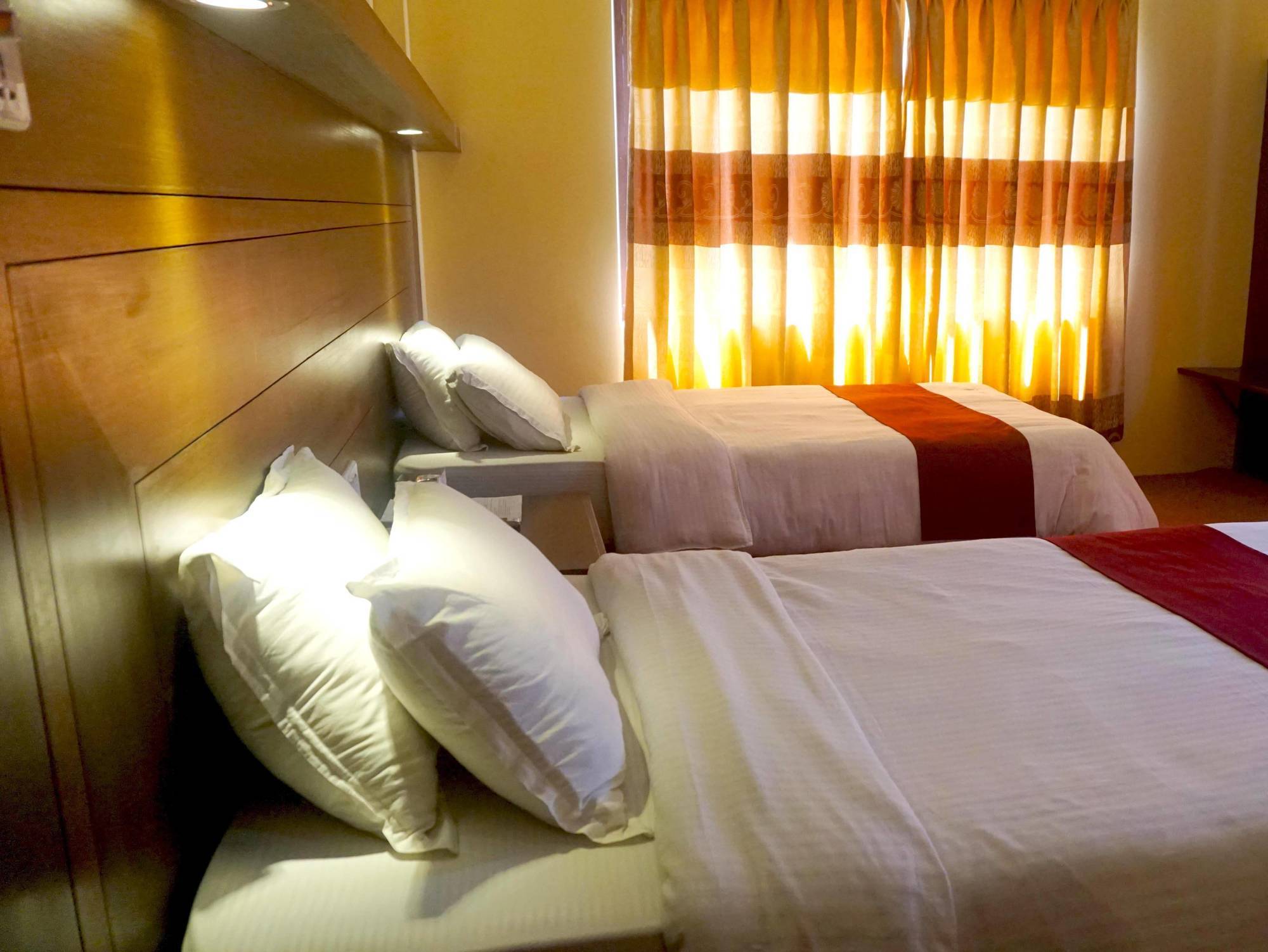 Hotel Middle Path & Spa Покхара Экстерьер фото