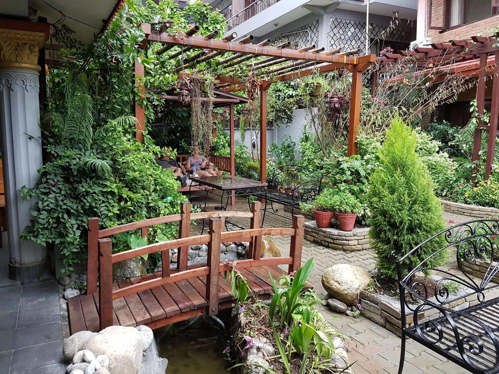 Hotel Middle Path & Spa Покхара Экстерьер фото