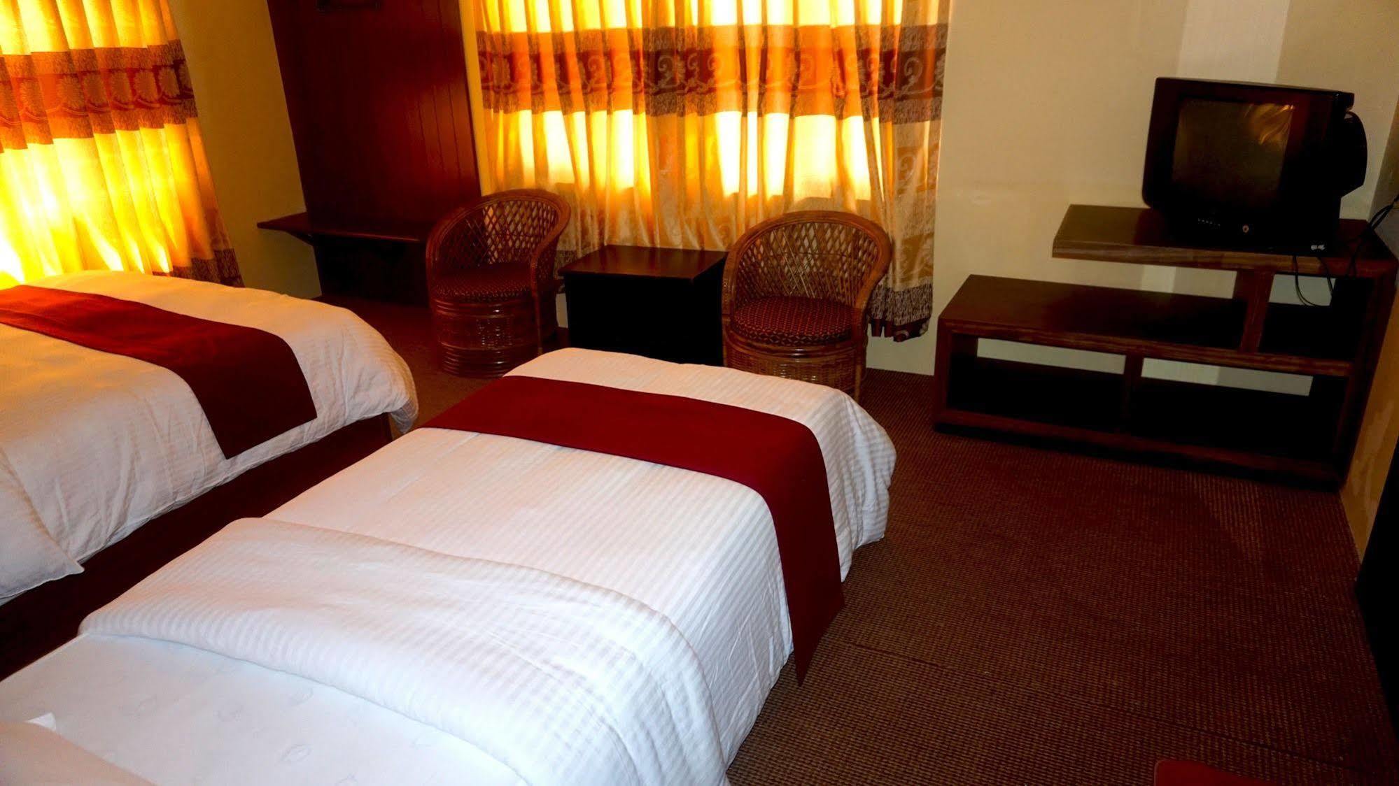 Hotel Middle Path & Spa Покхара Экстерьер фото
