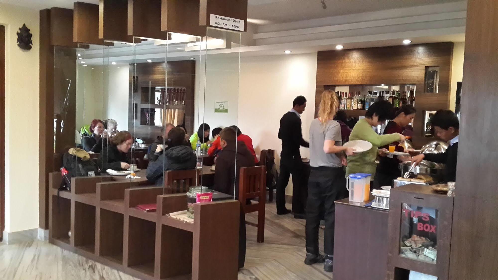 Hotel Middle Path & Spa Покхара Экстерьер фото
